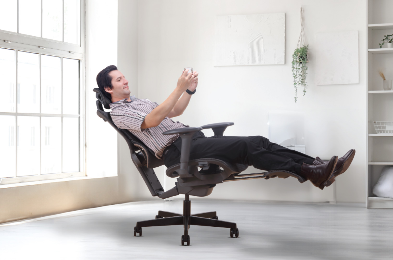 tựa lưng ghế ERGOLUX R ôm sát lưng một cách hoàn hảo
