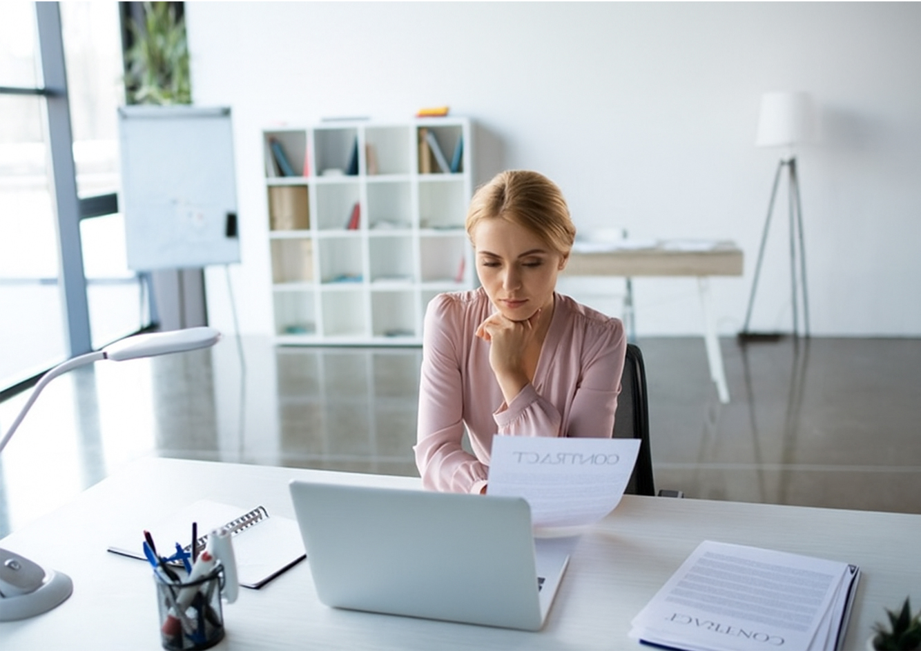 Bàn Lãnh Đạo, Vũ Khí Thầm Lặng Trong Chiến Lược Quản Trị Hiện Đại