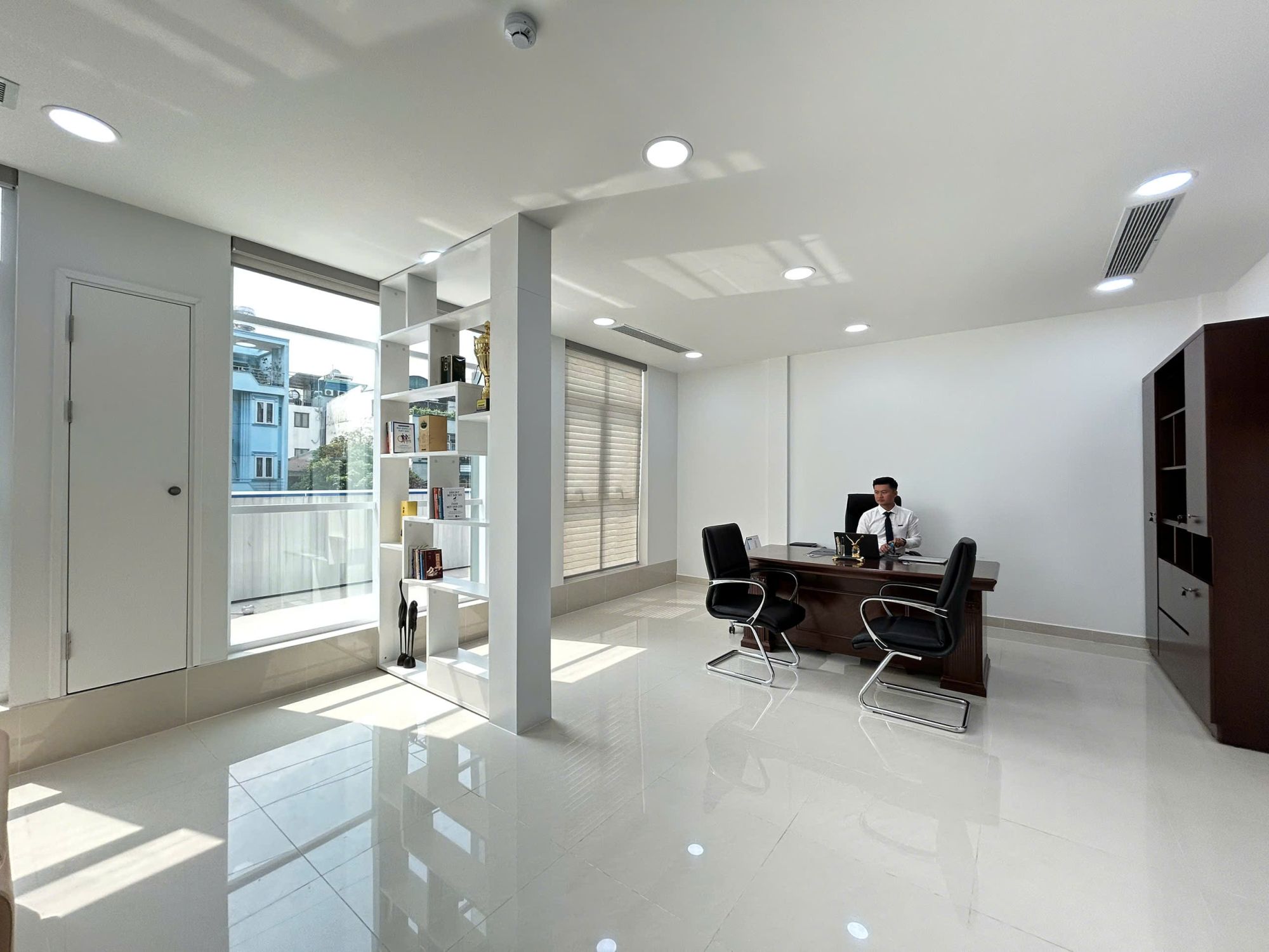 Giải Pháp Bàn Lãnh Đạo Sang Trọng Cho Giám Đốc Ngân Hàng Sacombank