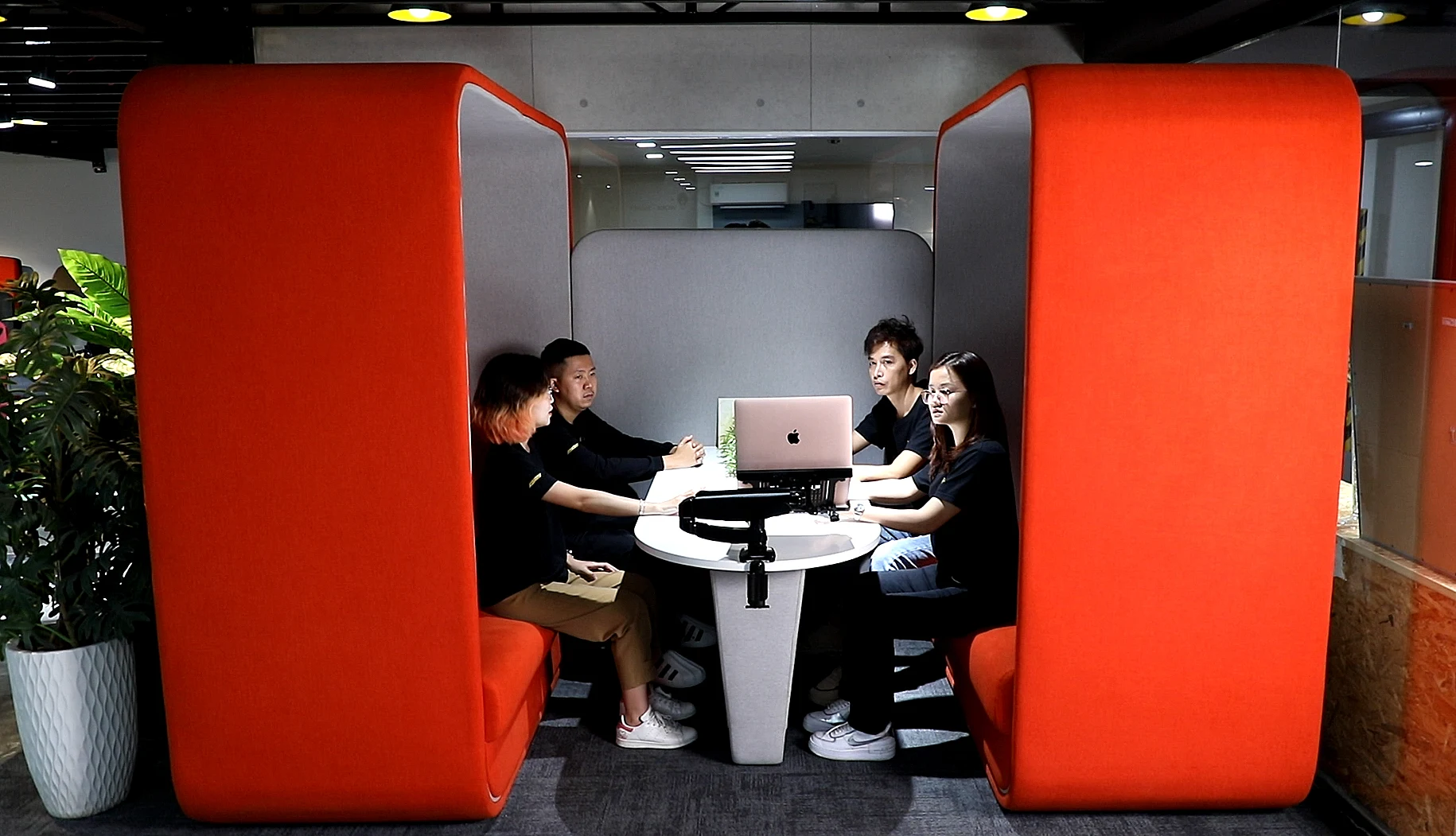 Liên hệ thiết kế phonebooth theo yêu cầu